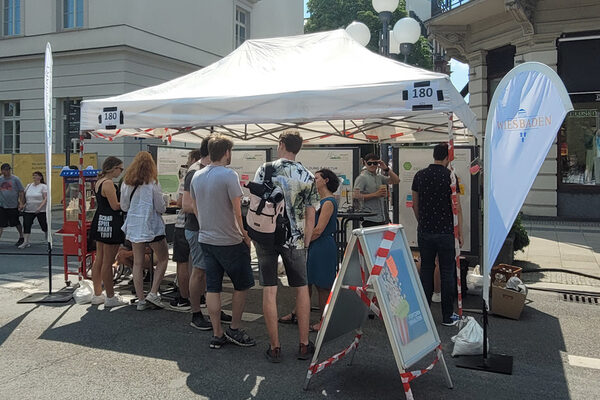 Ein Infostand des Smart City Referats auf dem Wilhelmstraßenfest mit Menschen im Gespräch
