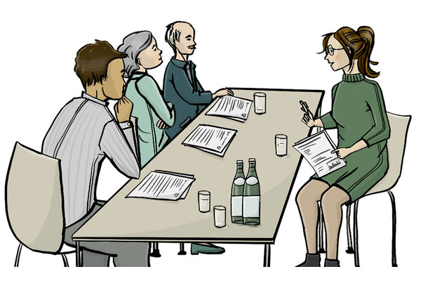 Frau sitzt drei Bürgerinnen und Bürgern gegenüber.