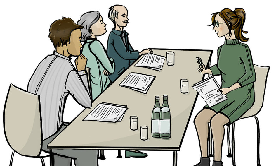 Frau sitzt drei Bürgerinnen und Bürgern gegenüber.