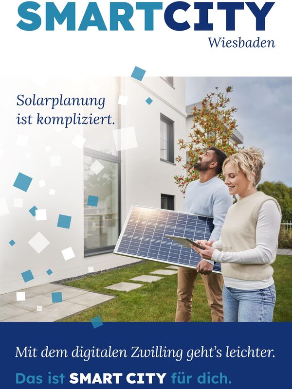 Poster der Kampagne mit einem Paar, das mit einer Solarplatte und einem Tablet vor einem Haus. Text: Solarplanung ist kompliziert. Mit dem digitalen Zwilling geht's leichter.