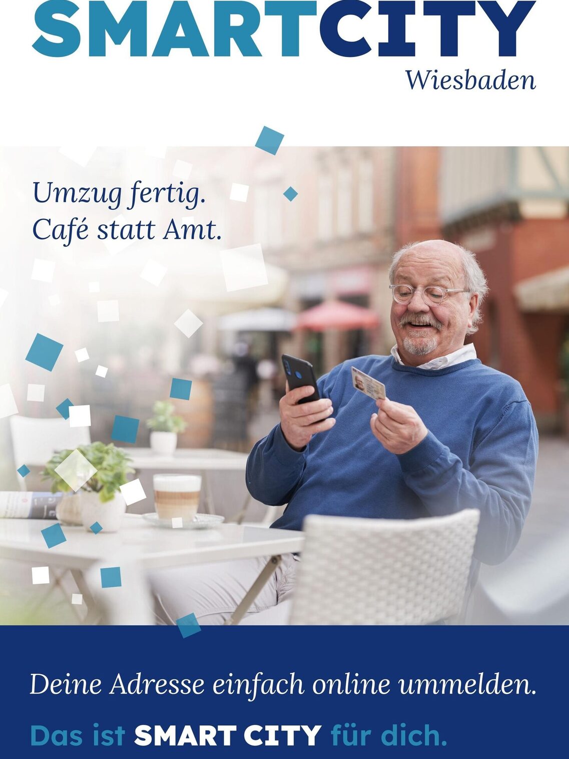 Poster der Kampagne mit einem Herrn, der im Café sitzt mit Handy und Ausweisdokument in der Hand. Text: Umzug fertig. Café statt Amt. Deine Adresse einfach online ummelden.
