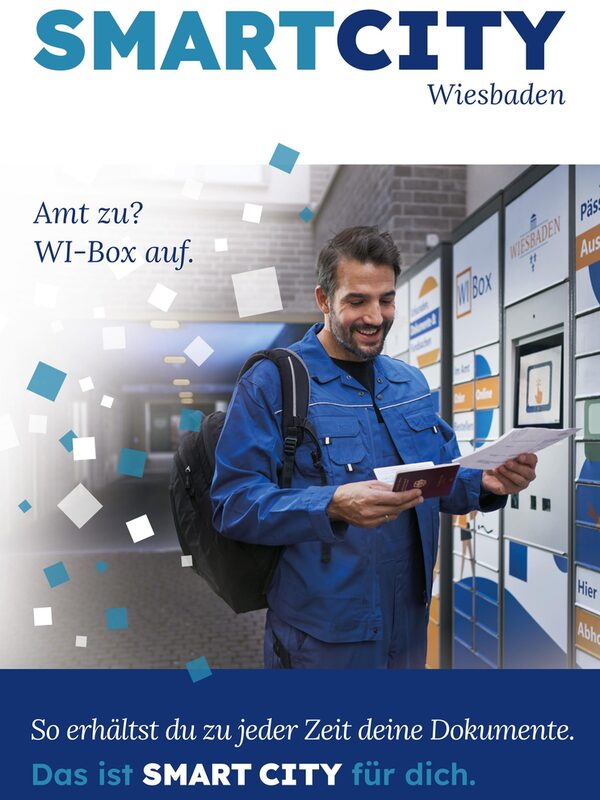 Poster der Kampagne mit einem Mann, der mit seinem Pass in der Hand vor der Wi-Box steht. Text: Amt zu? WI-Box auf. So erhältst du zu jeder Zeit deine Dokumente.