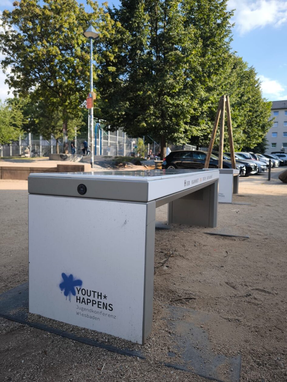 Solarbank auf einem öffentlichen Platz