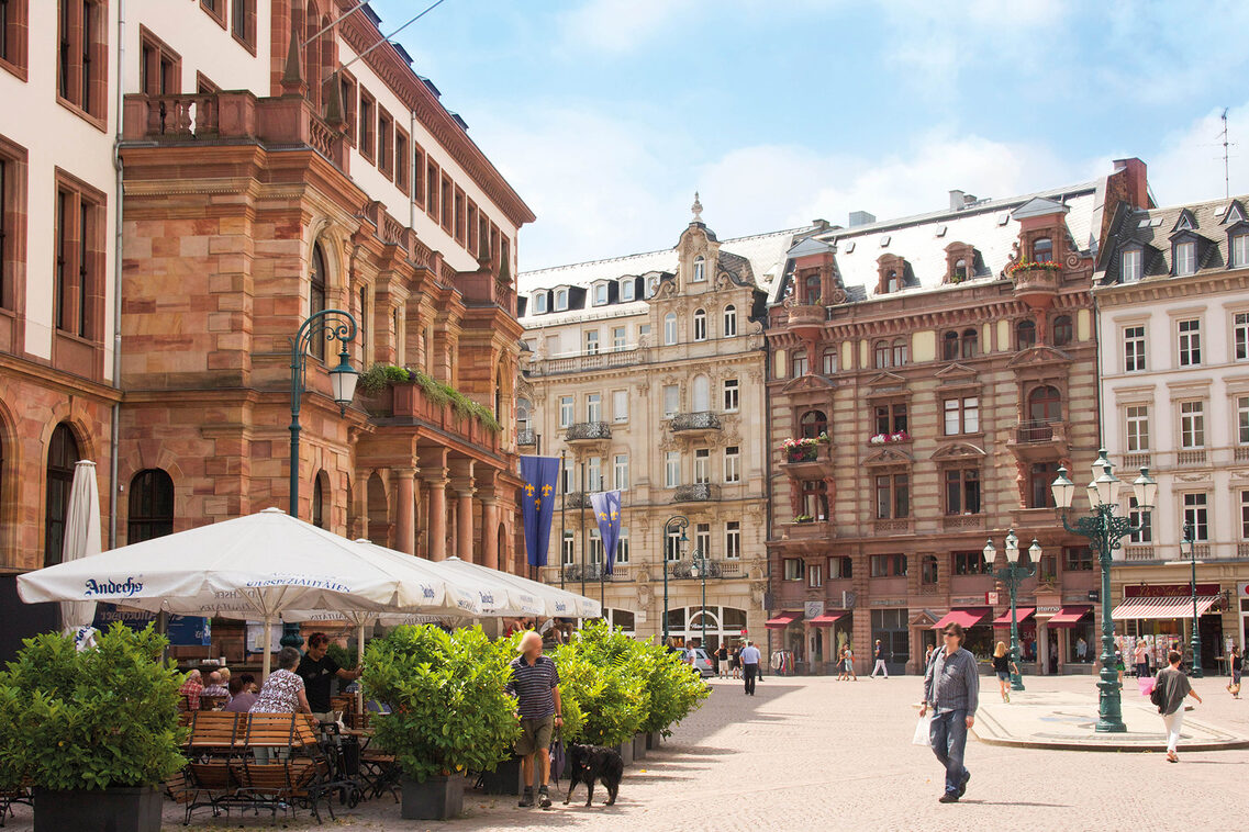 Historisches Gebäude auf einen großen Platz