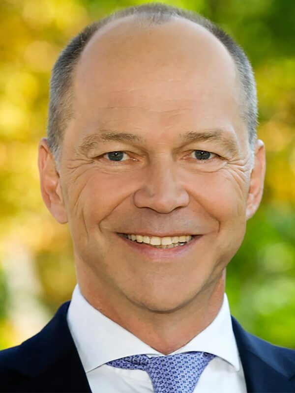 Bărbat cu părul scurt, sacou și cravată