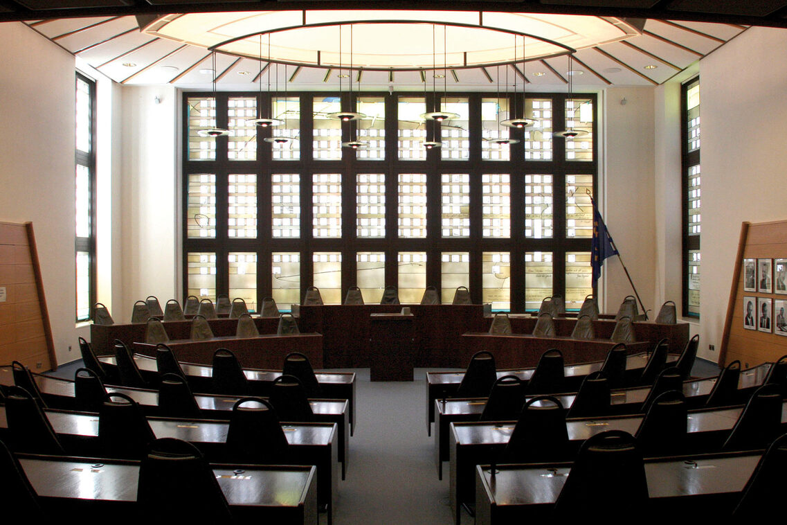 Plenarsaal mit vielen Sitzmöglichkeiten