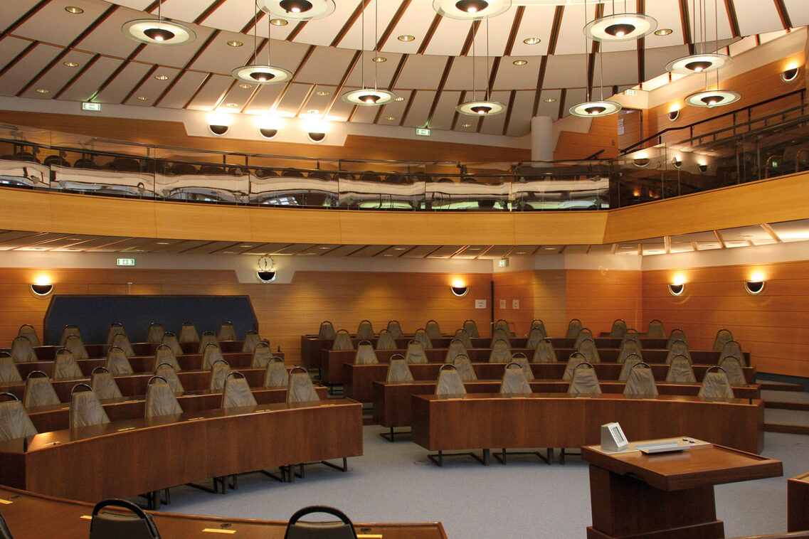 Sala plenaria con numerosi posti a sedere