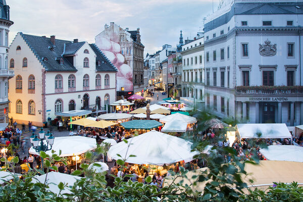 Blick auf Volksfest. Viele Stände mit vielen Menschen