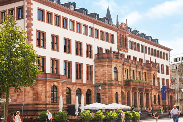 Großes historisches Gebäude mit Platz davor.