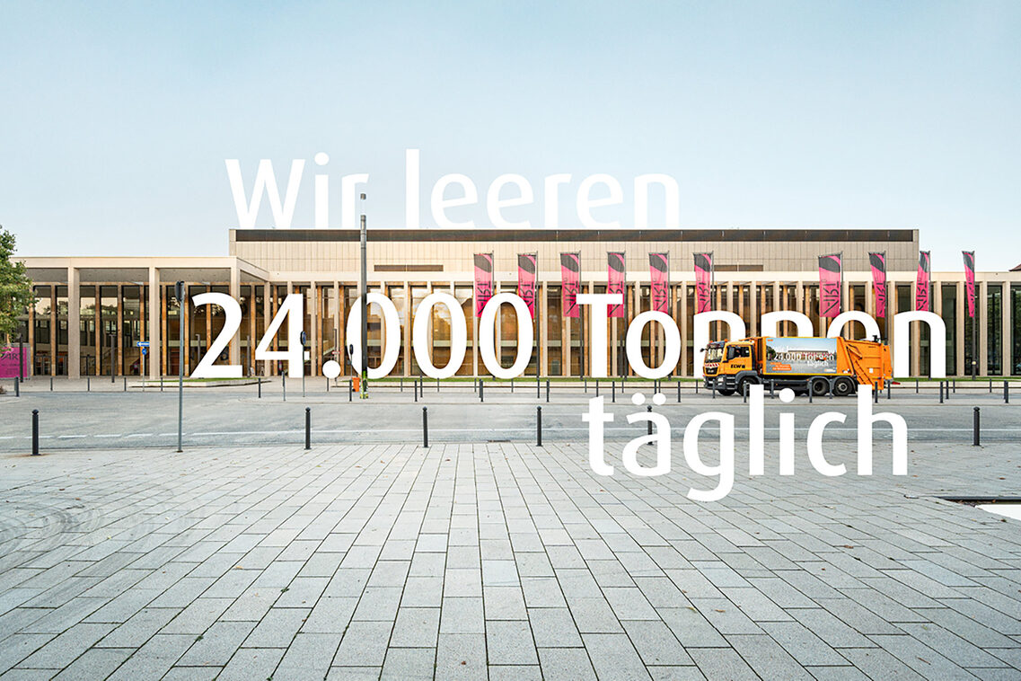 Müllwagen vor einem Kongressgebäude