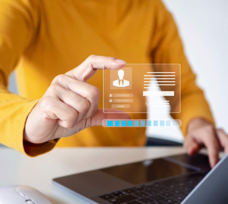 Person, die auf ein vor sich projiziertes Ausweisdokument klickt