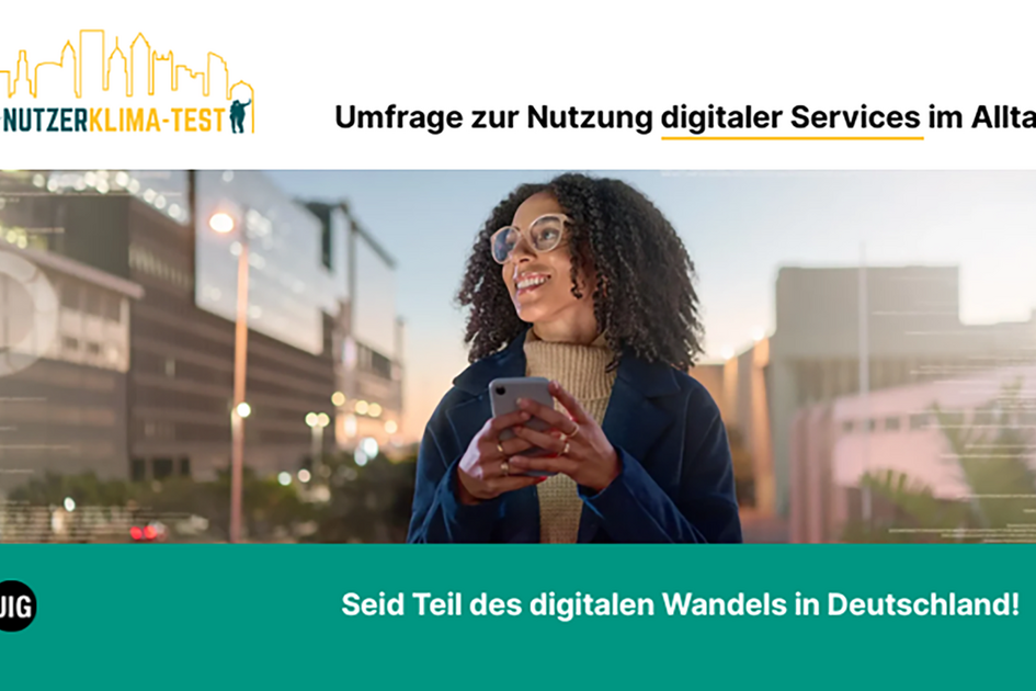 Şehir merkezinin önünde elinde akıllı telefon olan kadın.