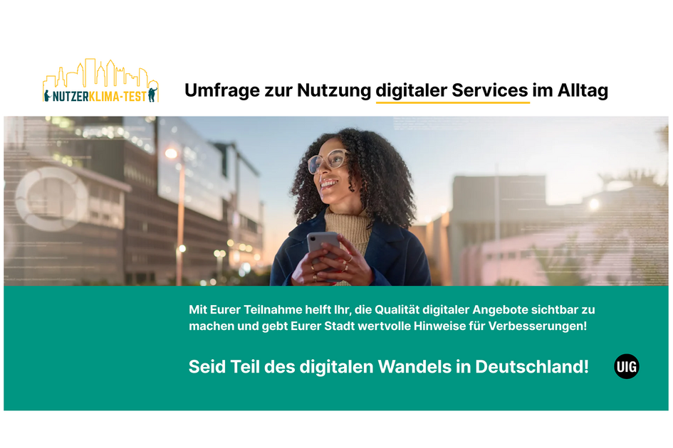 Frau mit Smartphone vor Innenstadt.