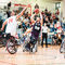 Rollstuhlbasketball: Spielszene mit mehreren Spielern in Rollstühlen.