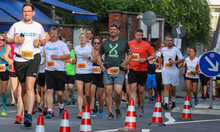 Läuferinnen und Läufer i beim Lauf auf der Taunusstraße.