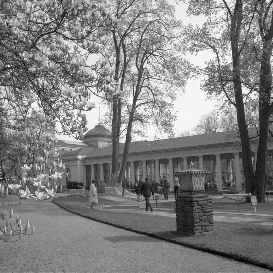 Pole do minigolfa za kolumnadą fontanny, 1967 r.