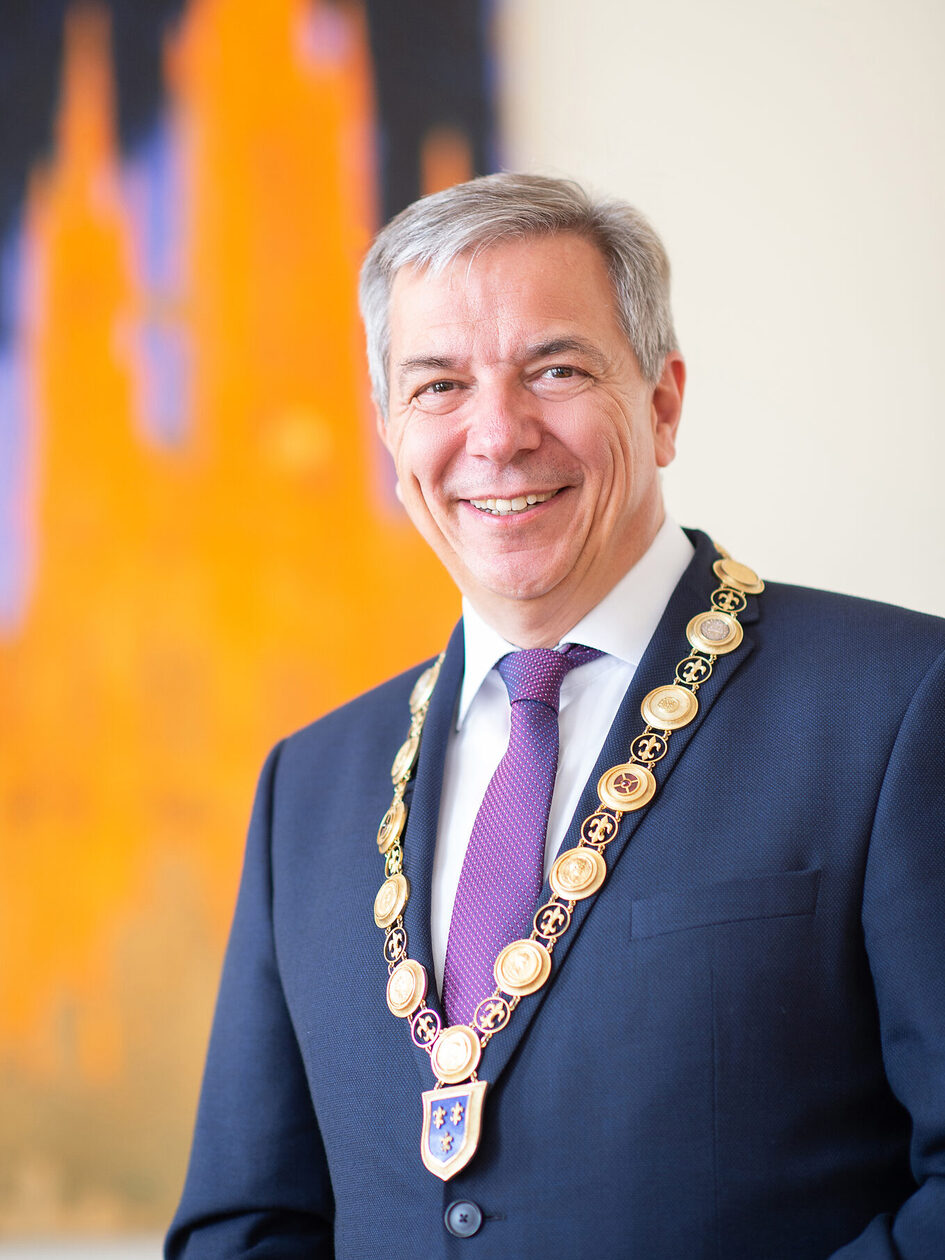 Der amtierende Oberbürgermeister Gerd-Uwe Mende trägt die neue Amtskette.