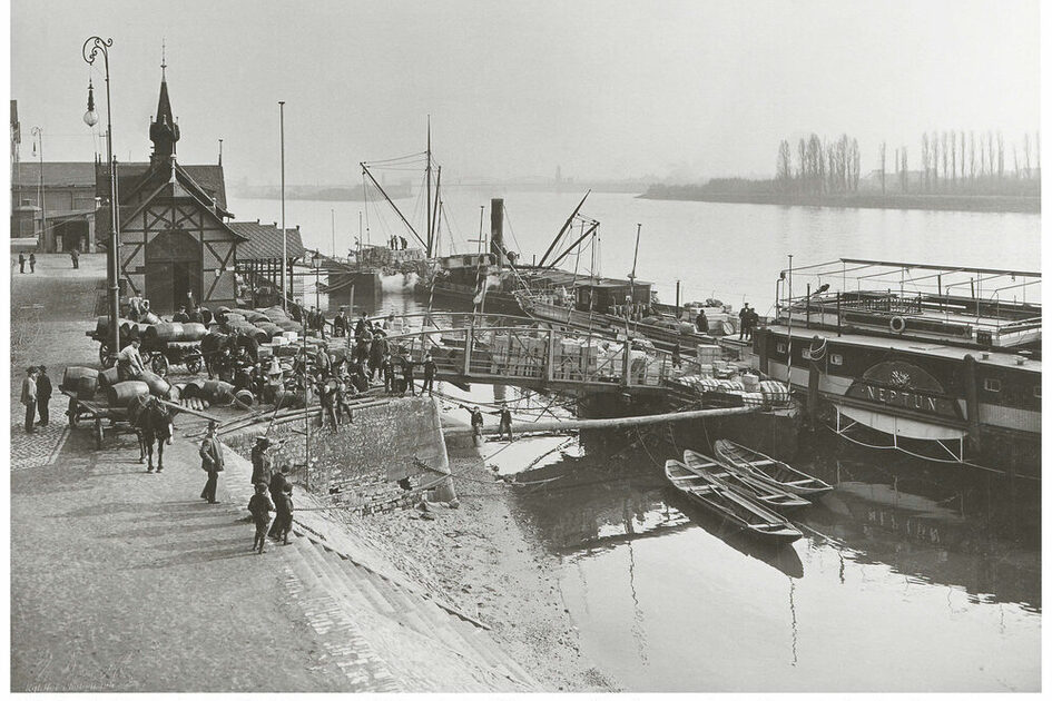 Loading of Kalle products at the boat landing stage on the Biebrich bank of the Rhine Loading of Kalle products at the boat landing stage on the Biebrich bank of the Rhine