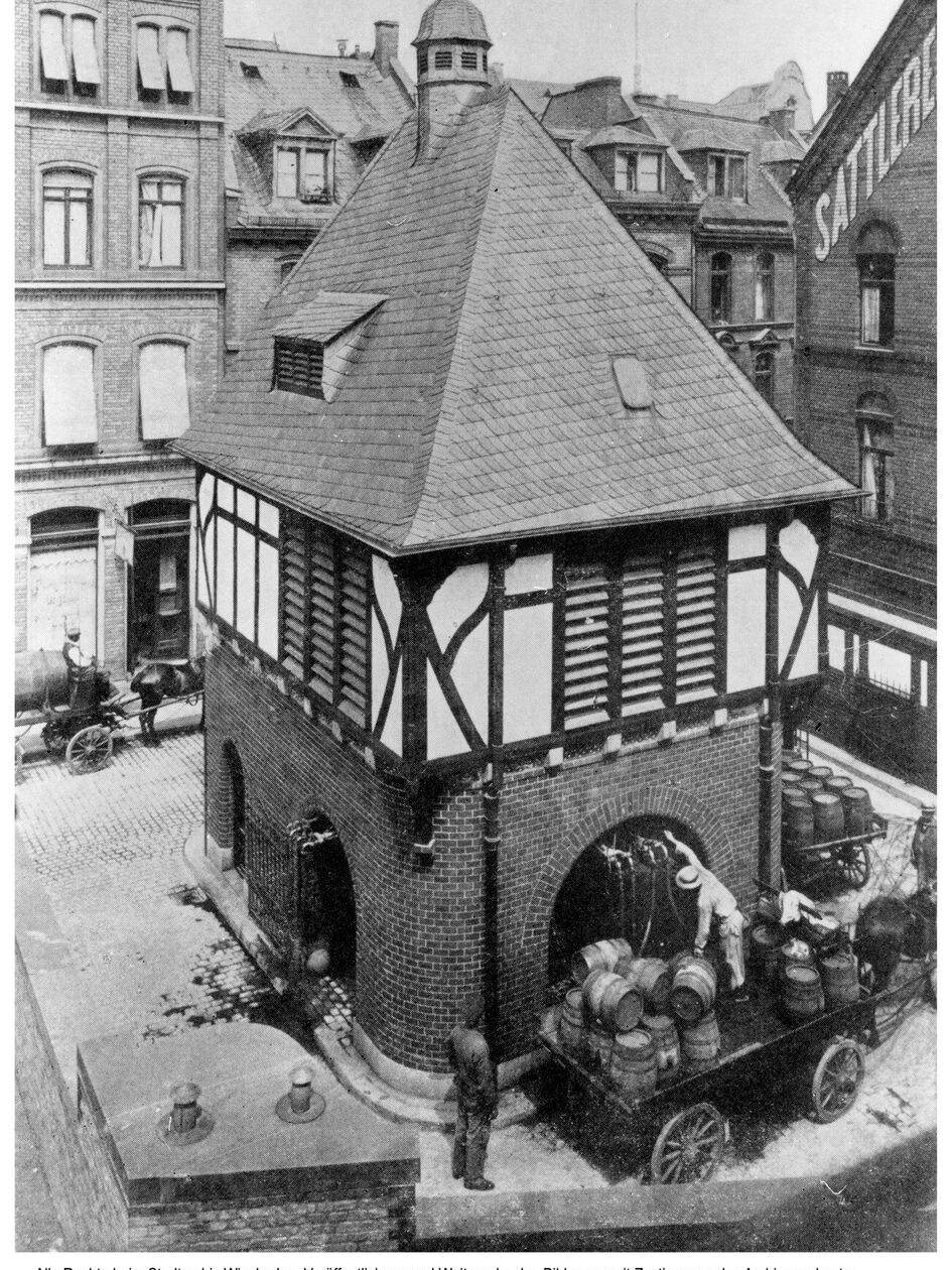 Arbeiter beim Laden von Fässern vor dem Bäckerbrunnen in der Grabenstraße, um 1890