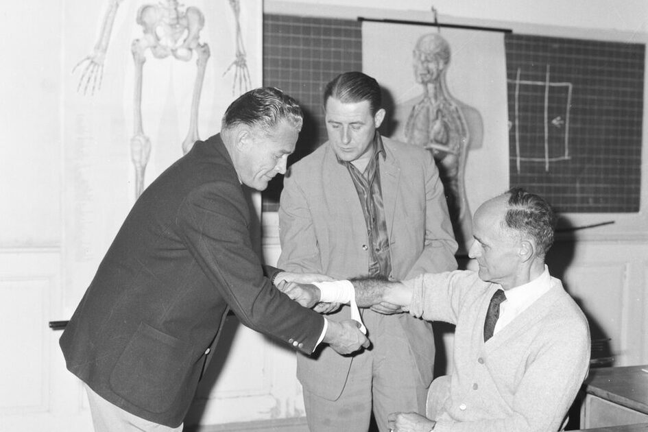 Curso DRK para cuidadores en las escuelas de Wiesbaden, 1962