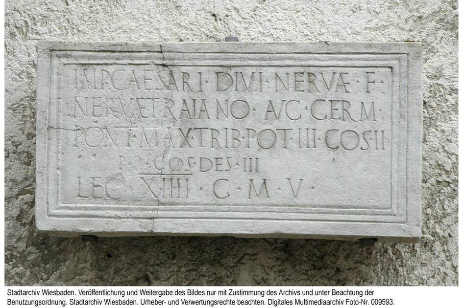 Inschrift am Ehrenbogen Mainz-Kastel