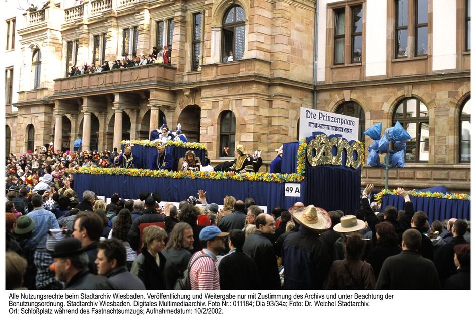 Fastnachtsumzug vor dem Rathaus, 2002