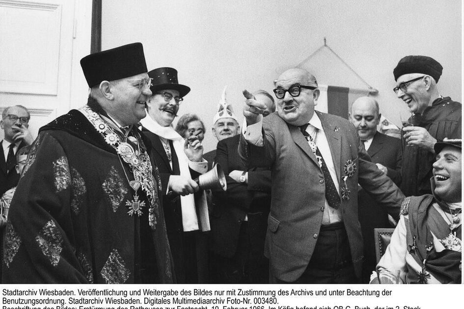 Oberbürgermeister Georg Buch bei der Erstürmung des Rathauses zur Fastnacht, 1966