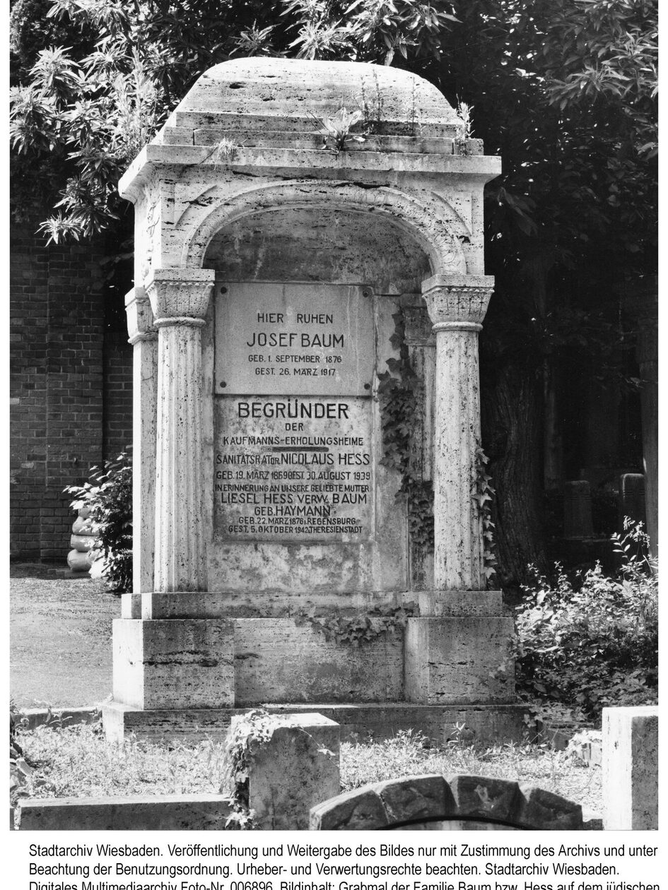 Grabmal auf dem jüdischen Friedhof an der Platter Straße, ca. 1980,