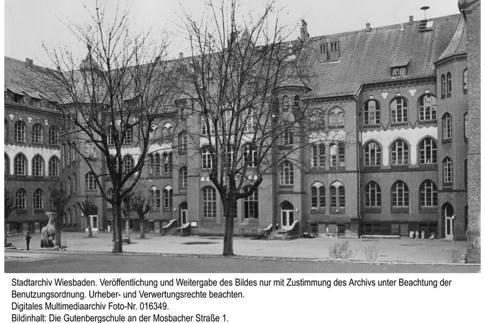 Gutenbergschule an der Mosbacher Straße 1, ca. 1960