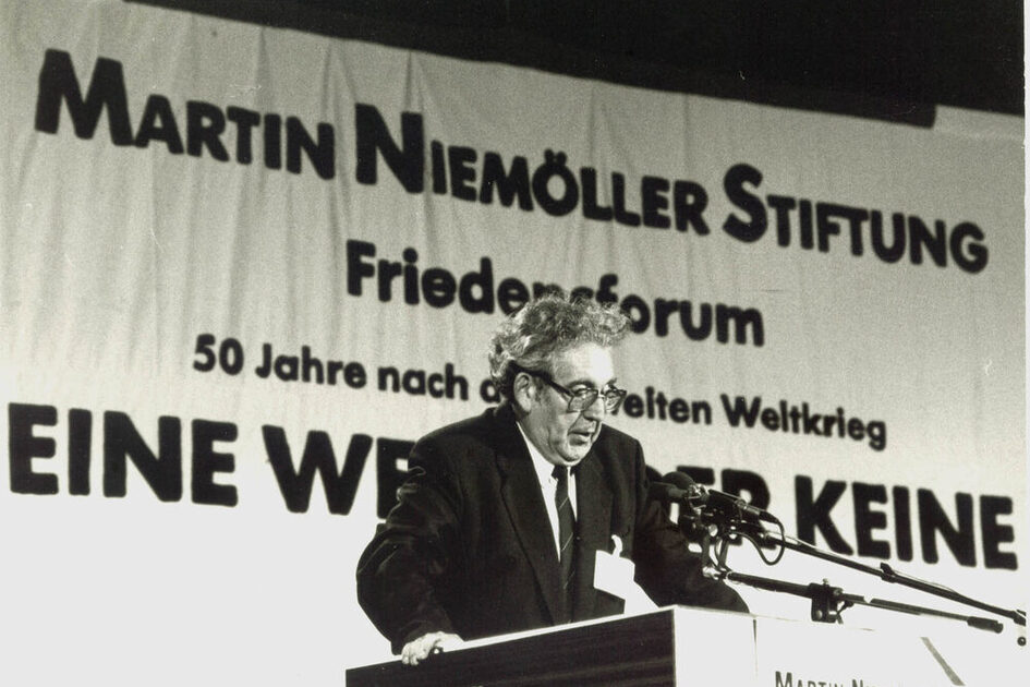 Helmut Spengler (Kirchenpräsident der EKHN) beim Friedensforum der Martin-Niemöller-Stiftung in Bad Godesberg, 1989