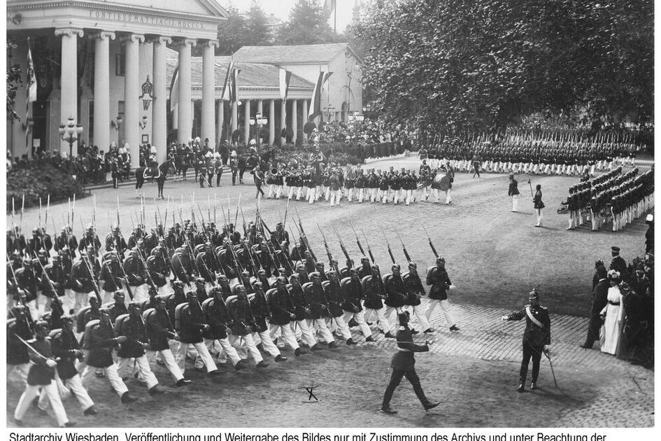 Kaiserparade vor dem alten Kurhaus, 1900