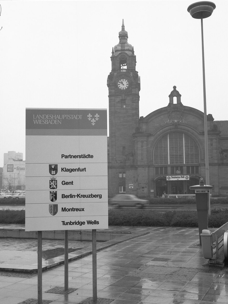 Partnerschaftssäule am Hauptbahnhof, 1977