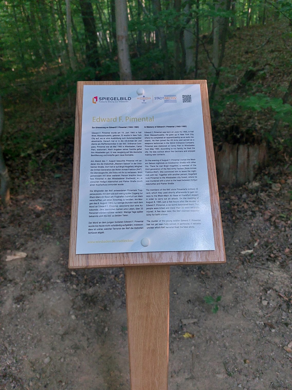 Commemorative plaque for Edward F. Pimental on Carl-von-Ibell-Weg in Wiesbaden's Stadtwald