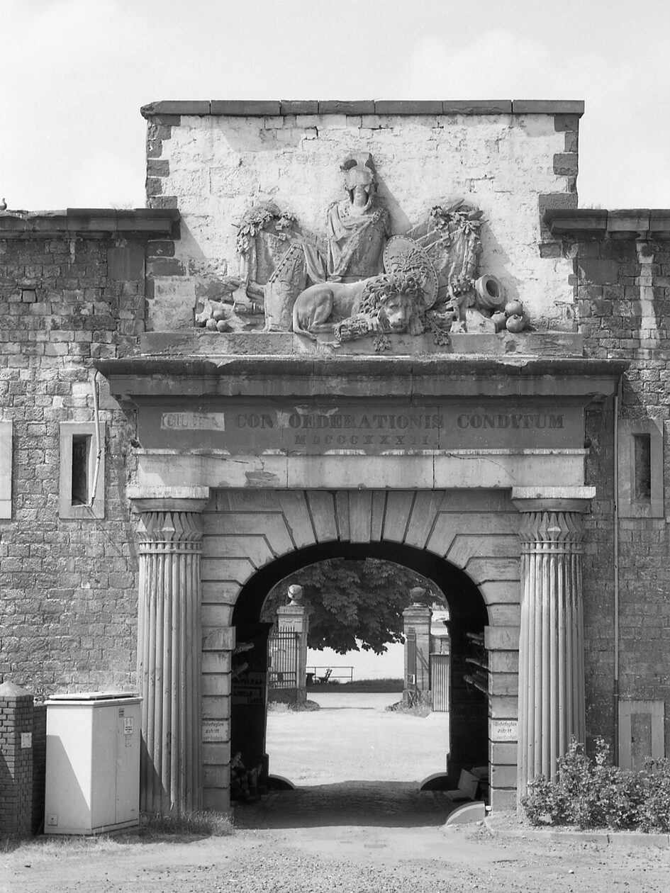 Torbogen der Reduit, 1978