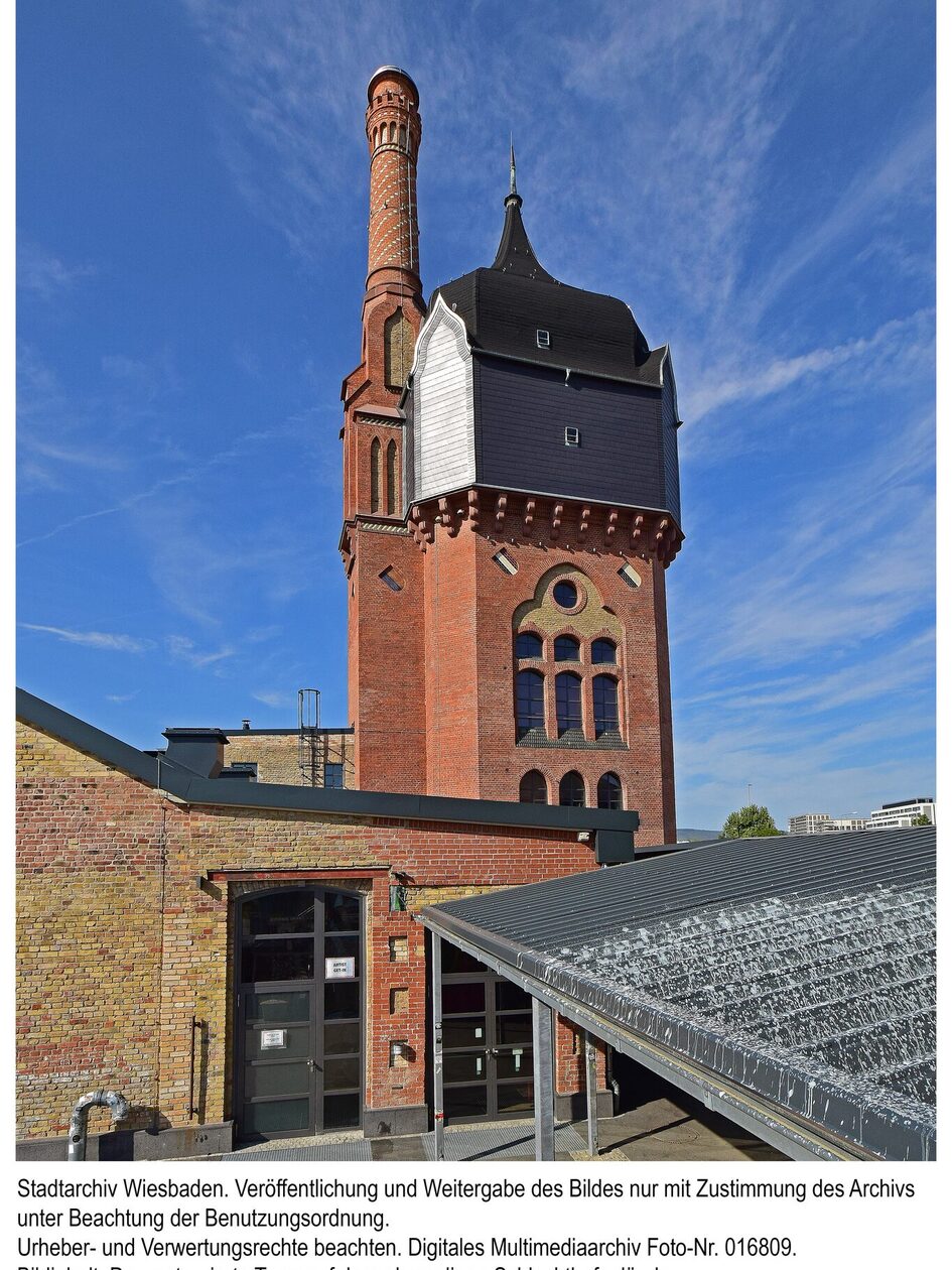 برج المياه في موقع المسلخ السابق