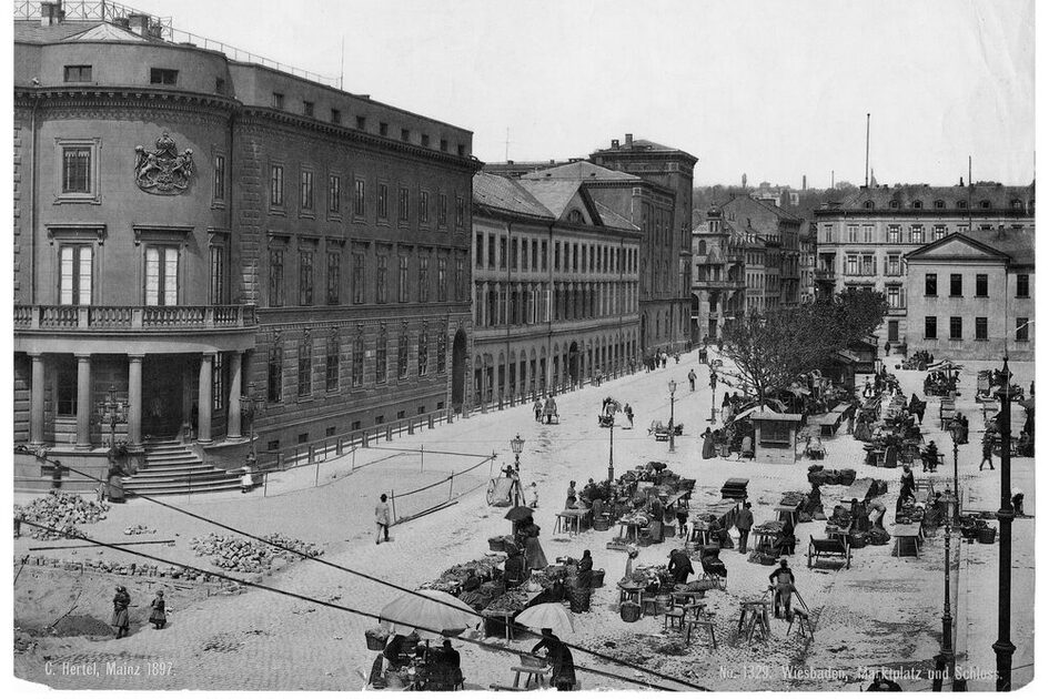 سوق في ساحة القلعة، 1897