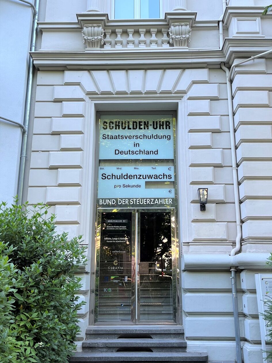 Schuldenuhr, Adolfsallee 22