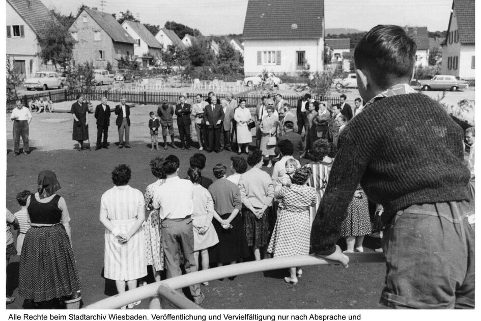 افتتاح ملعب للأطفال في حي مارشينلاند السكني في مارشينلاند، 1962