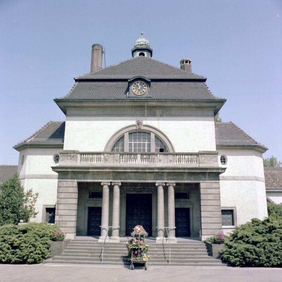 Sala żałobna na cmentarzu południowym, 1980 r.