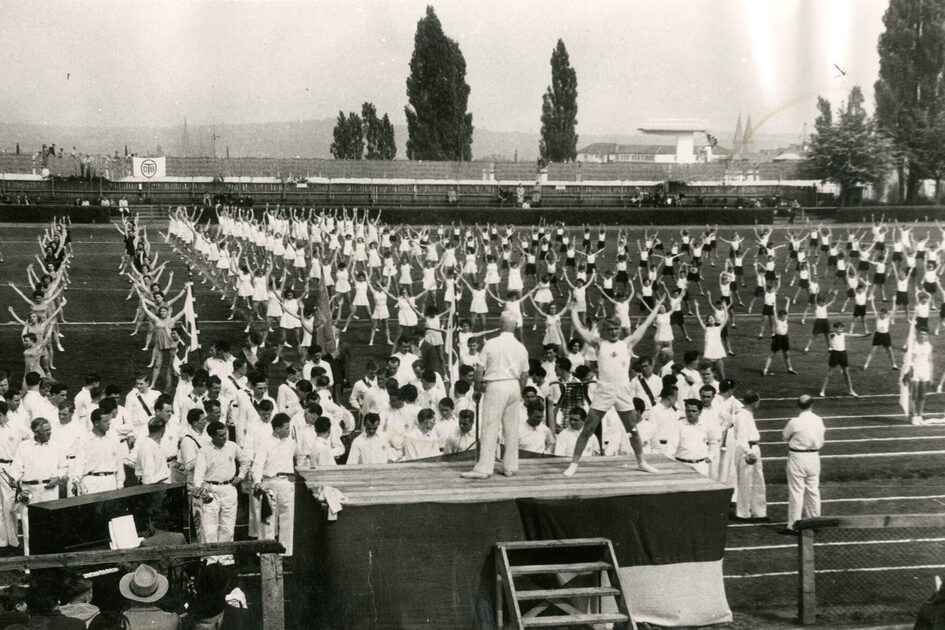 Veranstaltung des Turnerbunds auf dem Sportplatz Kleinfeldchen, 1954
