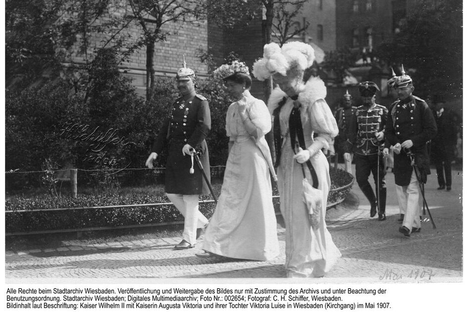 Kaiser Wilhelm II., Kaiserin Auguste Viktoria und Tochter Viktoria Luise in Wiesbaden, 1907
