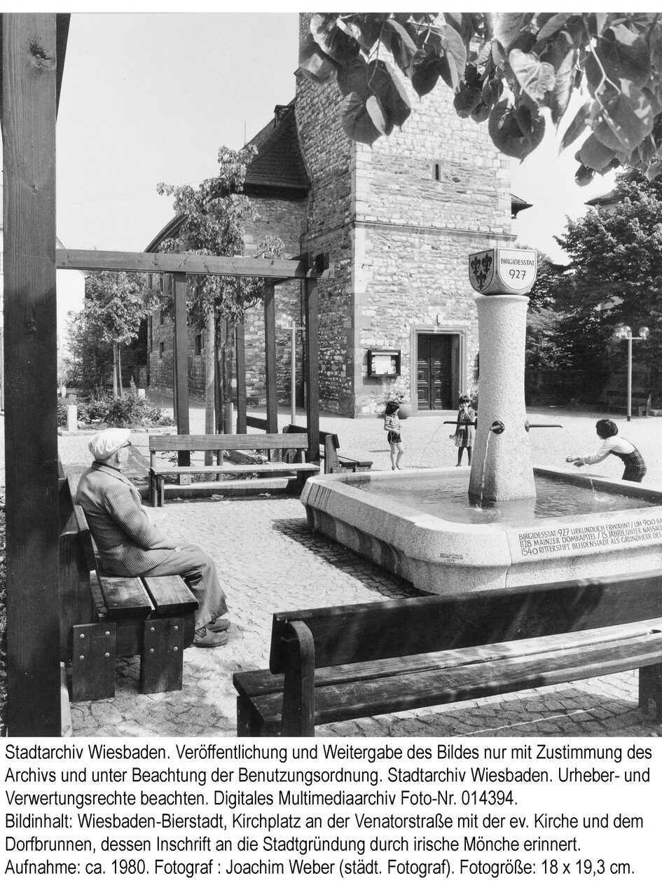 Wiejska fontanna i kościół protestancki w Bierstadt, ok. 1980 r.