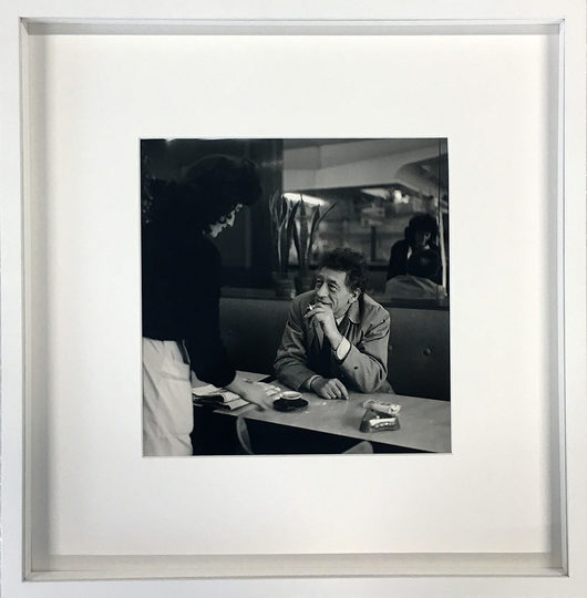 Almasy, Paul: Alberto Giacometti im Café, Paris (um 1960)