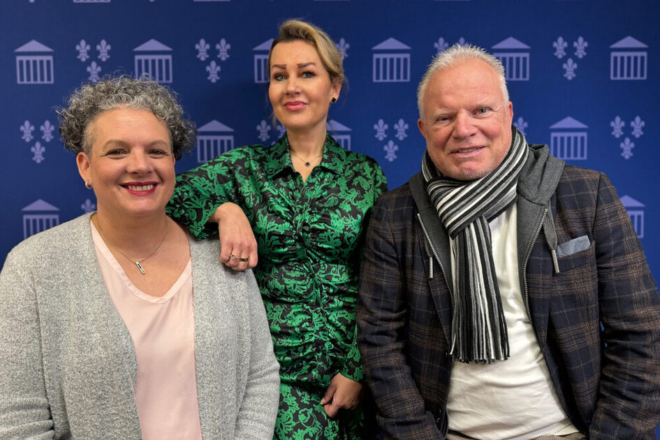 Дві жінки і один чоловік.