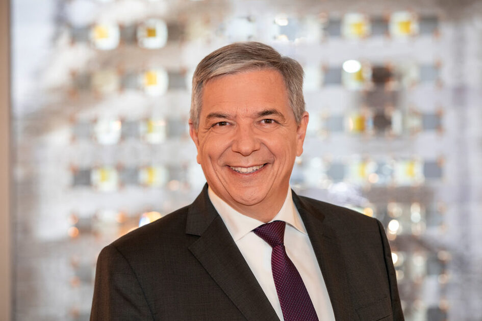 Портрет мужчины в костюме и галстуке