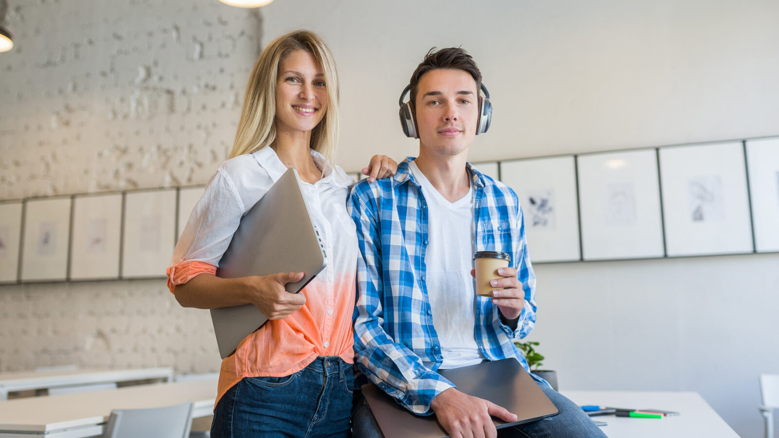 Zwei Junge Auszubildende nebeneinander an einem Tisch