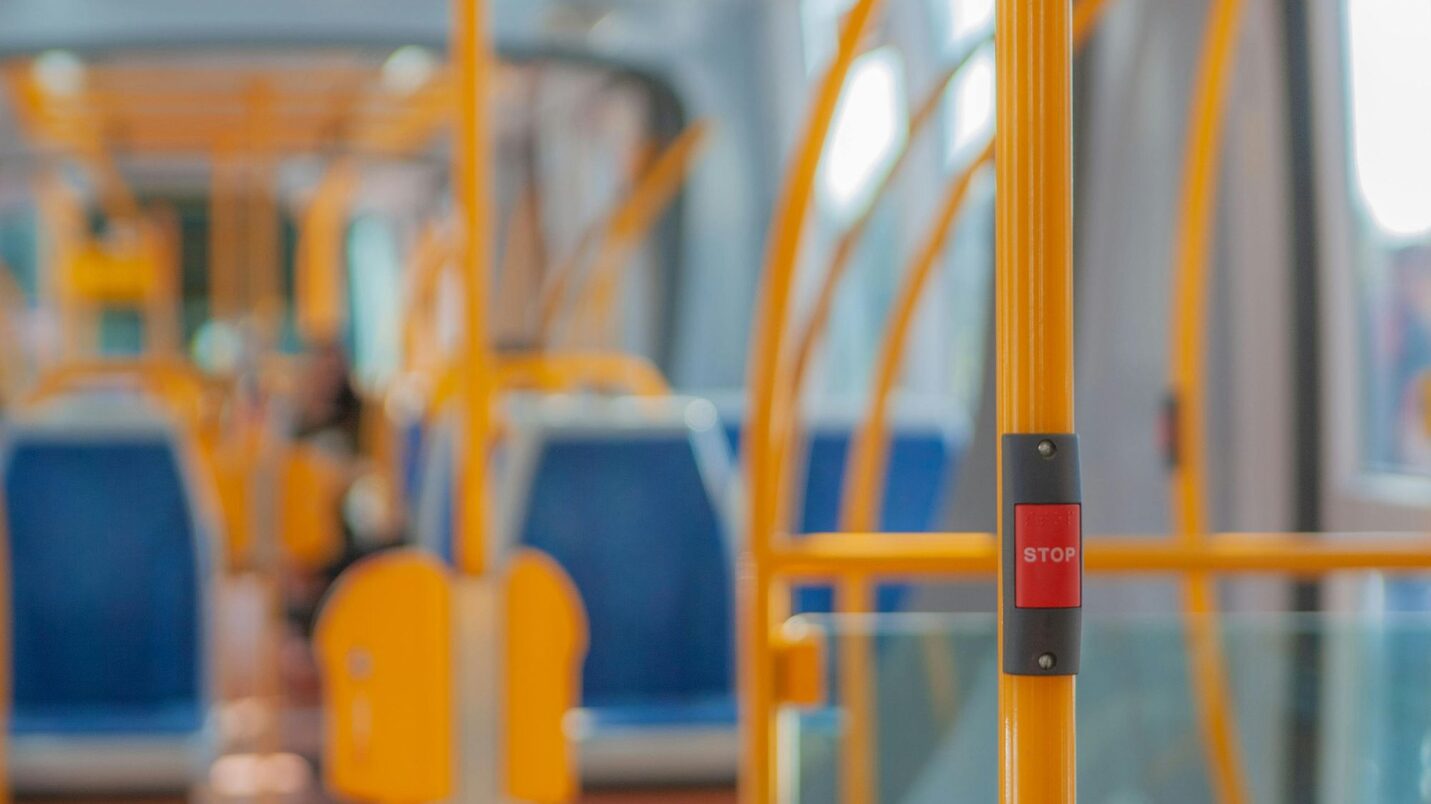 Bir otobüste koltuklar ve STOP etiketli durdurma düğmesi