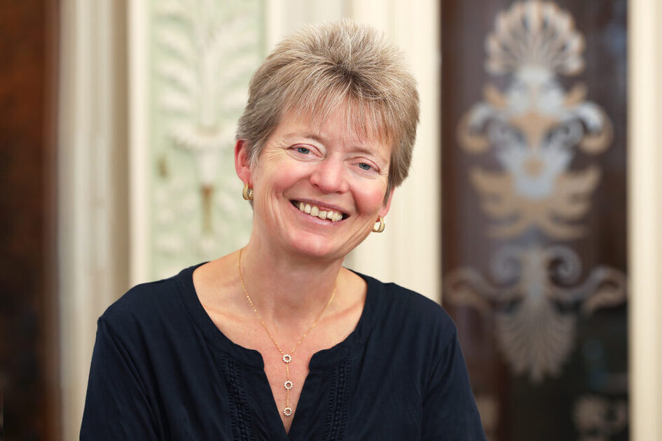 blonde Frau mit kurzen Haaren und schwarzem Oberteil