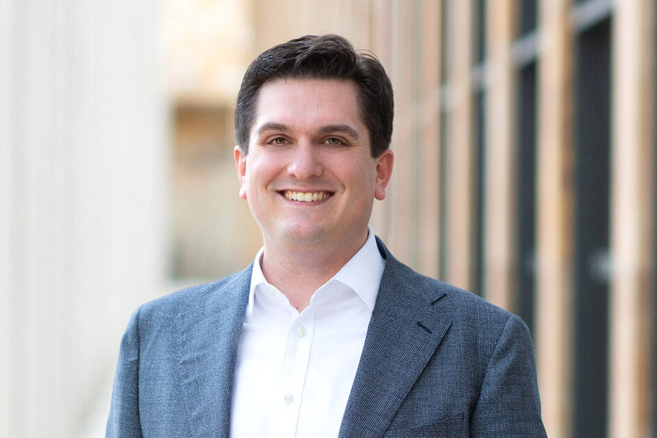 Uomo con giacca davanti al palazzo del congresso