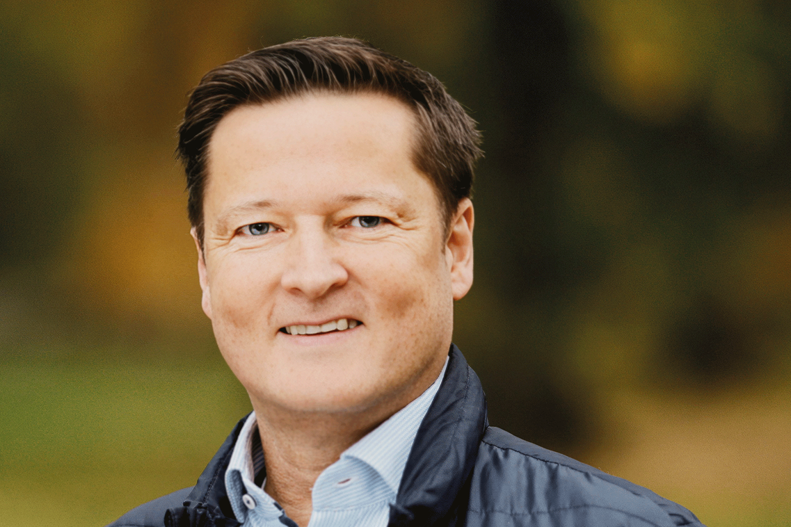 Porträt von Mann mit Hemd und Jacke.